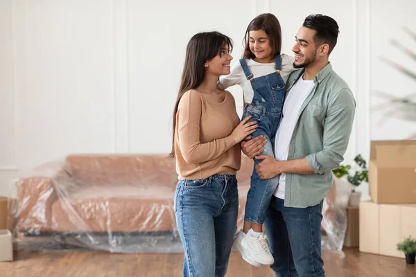Familia feliz mirándose, posando en un piso nuevo —  Fotos de Stock