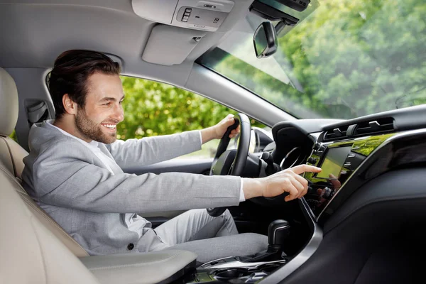 Kontrola ekranu dotykowego w nowoczesnym komfortowym samochodzie, ludziach i technologii — Zdjęcie stockowe