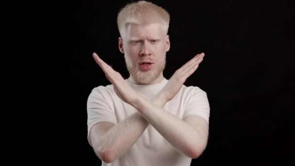 Кадр из фильма "Человек-альбинос" — стоковое видео