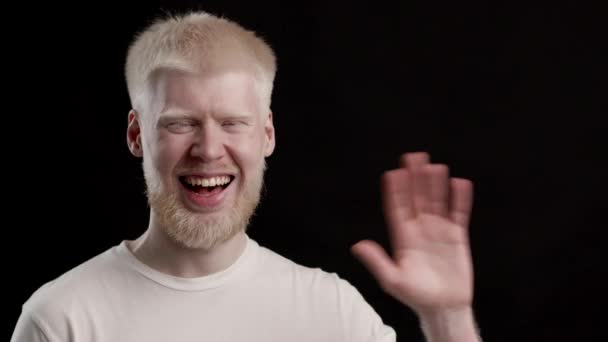 Positieve Albino Guy zwaaiende hand in groet gebaar, zwarte achtergrond — Stockvideo