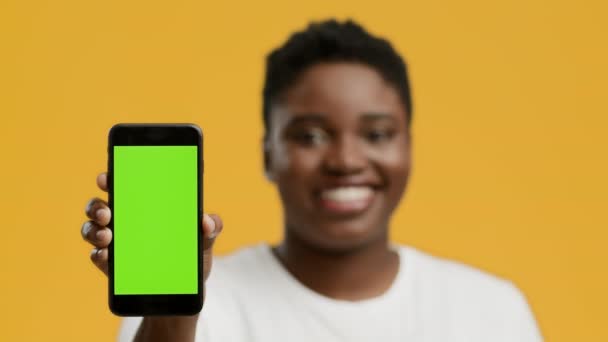 Büyük boy Afrikalı Kadın Yeşil Ekran, Sarı Arkaplan Telefonunu Gösteriyor — Stok video