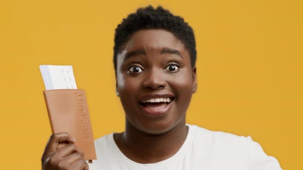 Excited African American Tourist Woman Holding Travel Tickets, Yellow Background — Vídeo de Stock