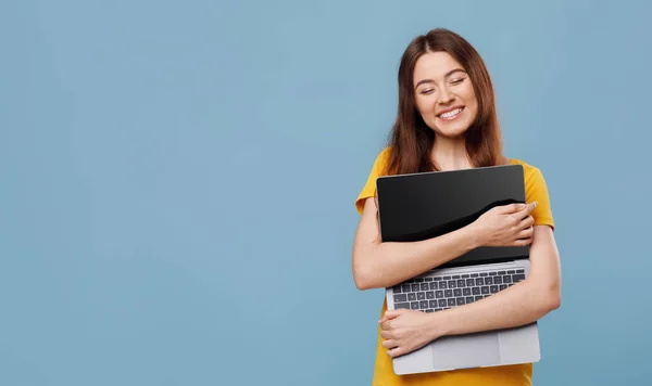 Emocjonalna młoda kobieta cieszy się swoim nowym nowoczesnym laptopem — Zdjęcie stockowe