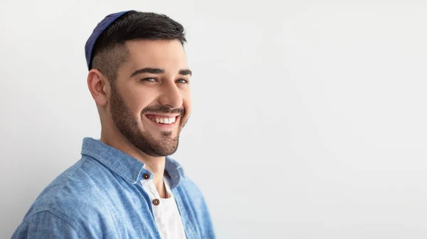 Närbild porträtt av leende jude man i Kippa — Stockfoto