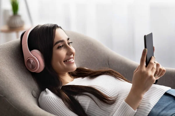 Donna gode di tempo libero, applicazione audio mobile, musica preferita e studio online — Foto Stock