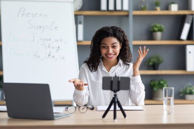 Uzaktan eğitim, yeni normal ve sosyal uzaklık ve öğrencilerle çevrimiçi çağrı