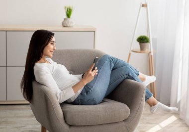 Evde dinlenmek, sosyal ağlar, modern sohbetler, internette sörf yapmak, boş zamanların tadını çıkarmak.