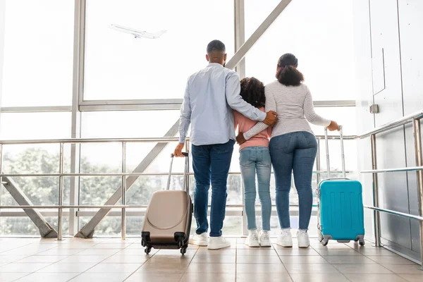 Black family traveling, waiting for the aircraft arrival — ストック写真