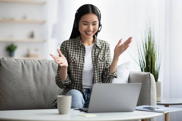 Gelukkig aziatische vrouw wonen video conferentie met collega 's — Stockfoto