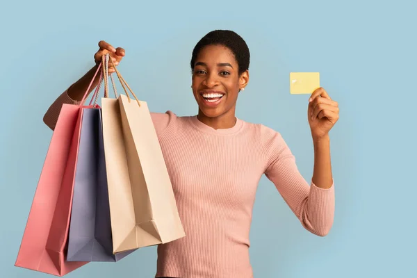 Portrait Of Cheerful Black Woman With Colorful Shopping Bags And Credit Card — ストック写真