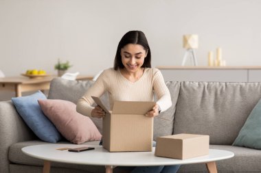 Covid-19 salgını, online dağıtım, uzaktan modern alışveriş ve teknoloji.