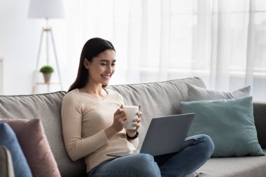 Film izlemek, internetten video izlemek, sosyal ağlarda sohbet etmek, evde internette sörf yapmak.