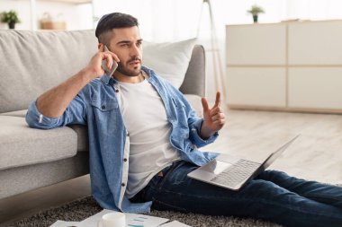 Telefonla konuşan İsrailli adamın portresi.
