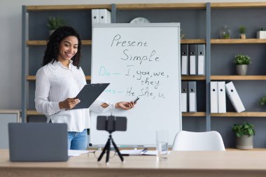 Öğretmen öğrencilere çevrimiçi, İngilizce ve eğitim öğretiyor, uzaktan, modern teknoloji.