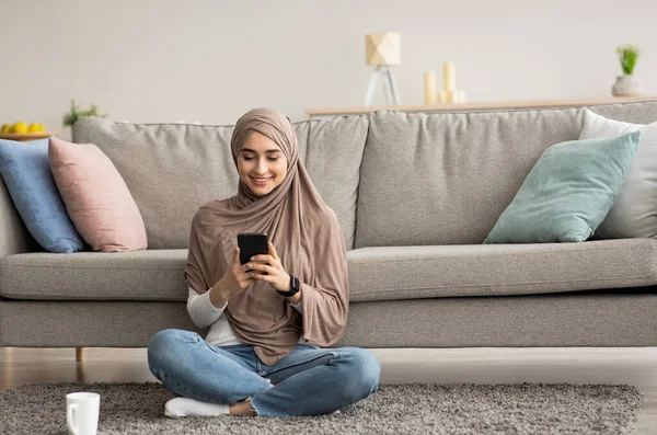 Relaksasi modern di rumah dengan gadget, coffee break dan chatting di jejaring sosial — Stok Foto