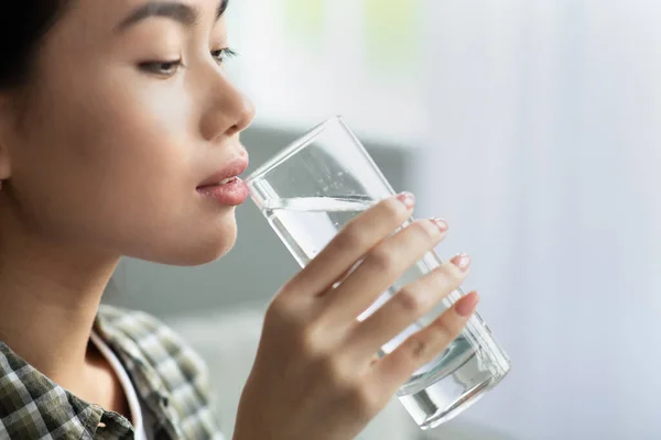 Asyalı bir kadının kaynak suyu içtiği yakın plan. — Stok fotoğraf