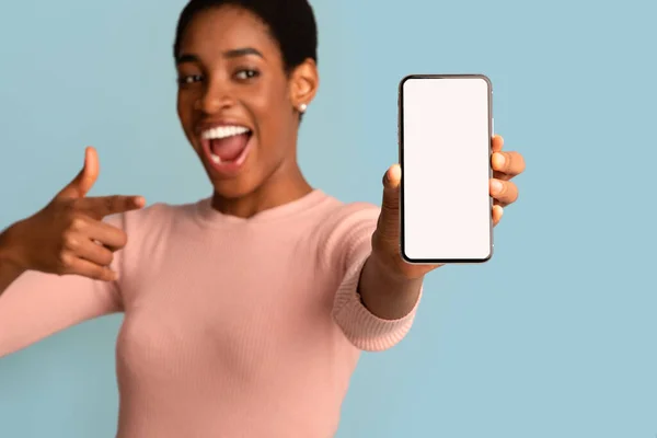 Great App. Excited Black Female Pointing At Smartphone With Blank White Screen — Stock Photo, Image