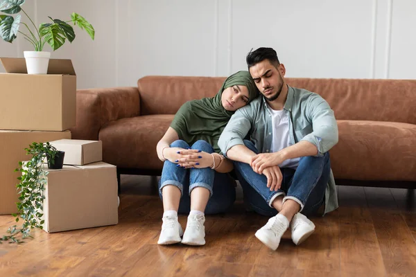 Familia cansada sentada en el suelo con cajas de cartón —  Fotos de Stock