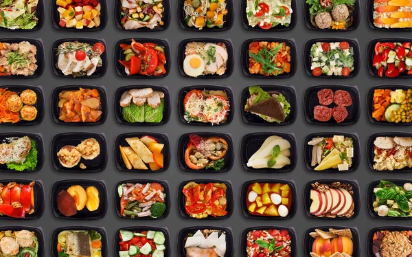 Kreatív háttér egészséges ízletes élelmiszer fekete műanyag tartályok szállítására — Stock Fotó