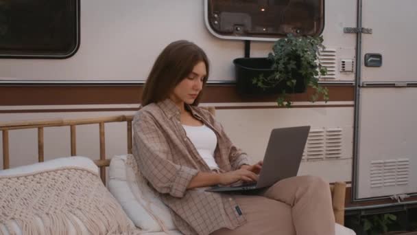 Cyfrowy Nomad. Młoda freelancer kobieta pracuje na laptopie na zewnątrz na kempingu — Wideo stockowe