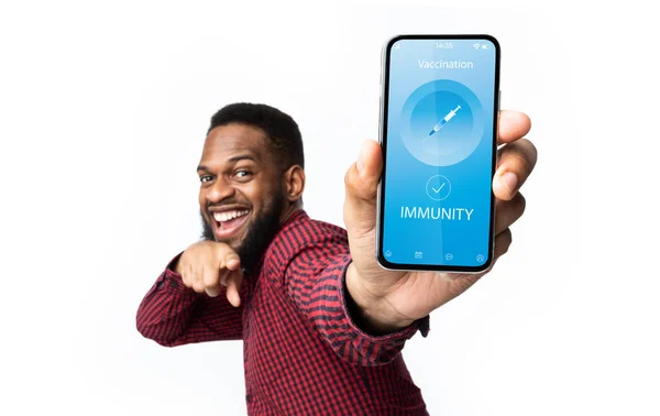 Fekete srác mutatja okostelefon Immune digitális útlevél covid-19 — Stock Fotó