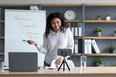 Modern online öğretmen, yeni normal, sosyal uzaklık ve eğitim, covid-19