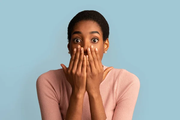 OMG. Retrato de chocado afro-americano senhora cobrindo boca com as mãos — Fotografia de Stock