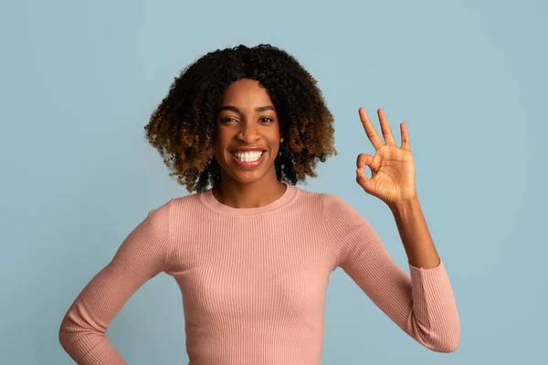 Glada unga afroamerikanska kvinna visar OK Gesture på kameran — Stockfoto