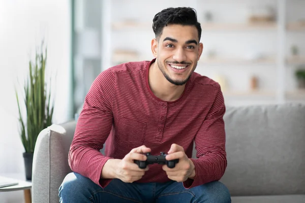 Hombre árabe joven jugando videojuegos en casa — Foto de Stock