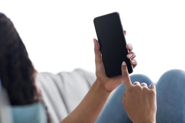 Mockup, leerer Bildschirm des Handys. Frau per Hand SMS, Handy zu Hause auf dem Sofa — Stockfoto