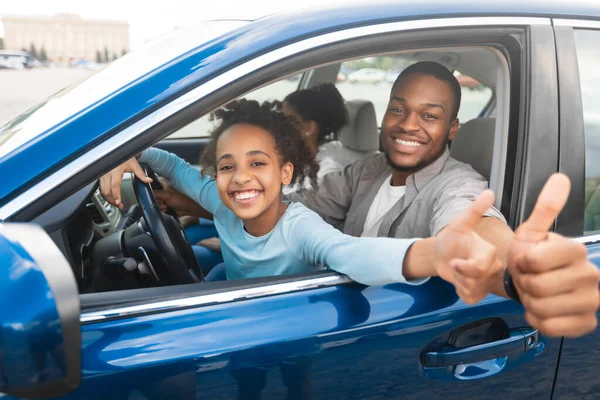 Feliz Africano Pai e Filha Gesturing Polegares-Up Sentado no carro — Fotografia de Stock