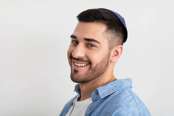 Närbild headshot porträtt av leende jude man i Kippa — Stockfoto