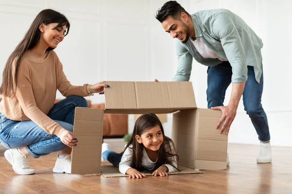 Gelukkig liefdevolle jonge familie vieren verhuizen dag samen — Stockfoto