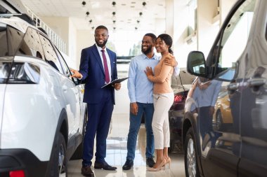 Satış Merkezinde Genç Siyah Eşlere Danışmanlık Yapan Satıcının Portresi