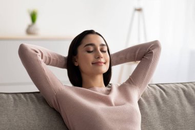 Dinlen ve kendi evinde dinlen, molanın tadını çıkar, olumlu insani duygular.