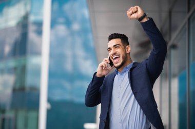 Kendinden geçmiş iş adamı iş ortağıyla telefon görüşmesi yapıyor, kopyalama alanı