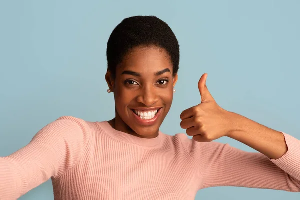 Gai afro-américain femme prendre selfie et montrant pouce à la caméra — Photo