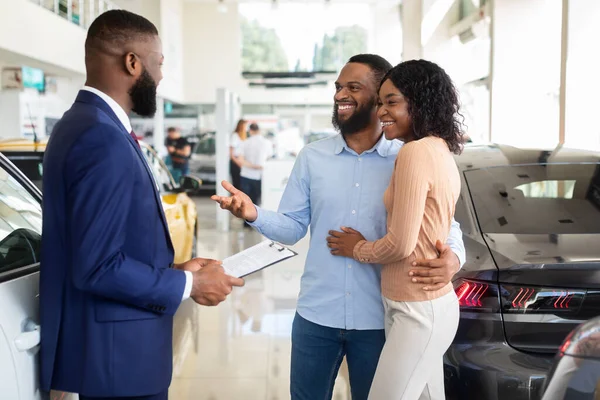 Family Buying Car. African American Spouses Purchasing New Vehicle In Dealership Center — Stock Photo, Image
