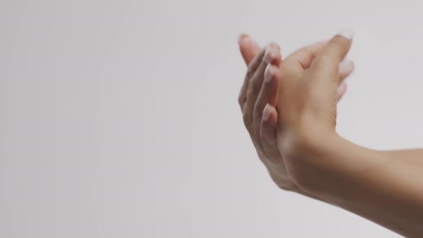 Beste Handcreme für trockene Haut. Unerkennbare schwarze Frau reibt feuchtigkeitsspendende Lotion auf die Handflächen und verwöhnt ihre Hände — Stockvideo