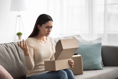 Covid-19 karantina, negatif insani duygular, bozuk mallar, hata, açılma hayal kırıklığı.