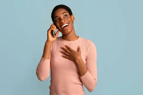 Llamada móvil. Retrato de una mujer afroamericana feliz hablando por celular — Foto de Stock