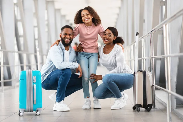 Feliz emocionado negro familia viajando, posando en el aeropuerto — Foto de Stock