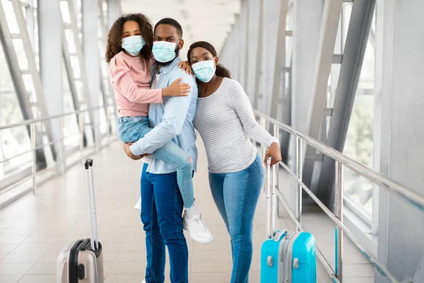 Familia afro feliz viajando con su hija, de pie en el aeropuerto —  Fotos de Stock