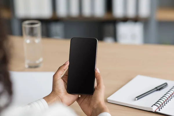 Mujer de negocios llama en línea en la oficina, nueva distancia normal y social — Foto de Stock