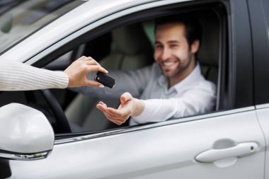 Tanınmayan otomobil satıcısı ve otomobil satın alan adam