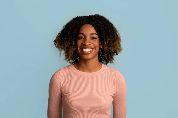 Retrato de la atractiva joven afroamericana con el pelo rizado — Foto de Stock