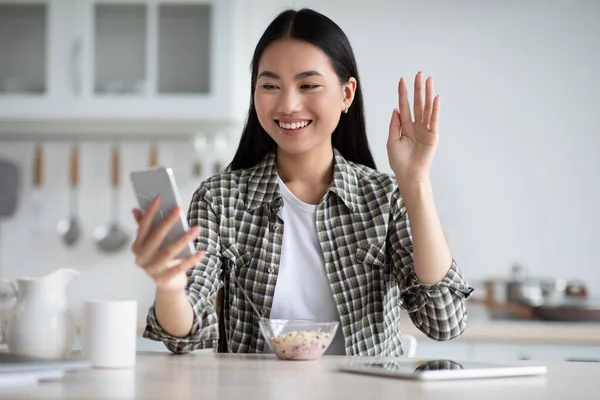 Boldog ázsiai nő miután video chat reggeli közben — Stock Fotó