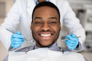 Modern Klinikte Mutlu Siyah Hasta Diş Tedavi Ediliyor 'un Kapanışı