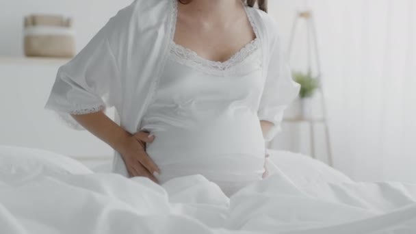 Inquiète femme enceinte toucher le ventre tout en se sentant contractions de travail à la maison — Video