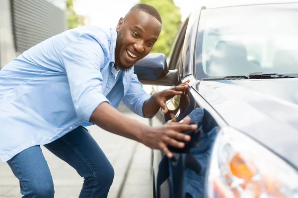 Szczęśliwy Afroamerykanin dotykając jego nowy samochód — Zdjęcie stockowe
